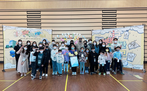 에너지 체험형 수업 ‘생태전환예술학교’ 참가 가족들이 에너지 워크숍을 갖고 기념 촬영을 하고 있다