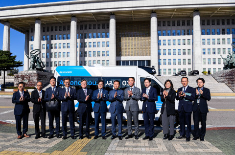 왼쪽부터 신승환 현대차 상무, 오웅 국회사무처 관리국장, 이청휴 현대차 전무, 홍형선 국회사무처 사무차장, 박장호 국회사무처 입법차장, 공영운 현대차 사장, 이광재 국회사무총장, 