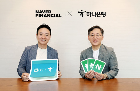 오른쪽부터 ‘네이버페이 머니 하나 통장’ 출시를 기념해 박성호 하나은행장과 박상진 네이버파이낸셜 대표이사가 기념 촬영을 하고 있다