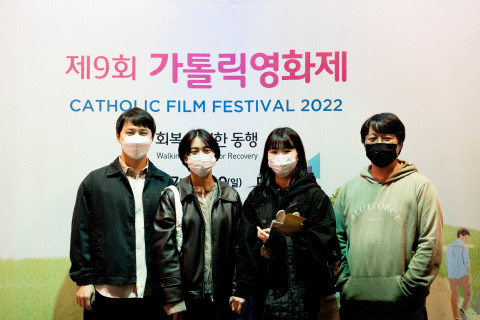 왼쪽부터 백두현 매니저, 김지향 선수, 이소영 매니저, 박찬범 감독