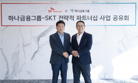 왼쪽부터 함영주 하나금융그룹 회장과 유영상 SKT 사장이 사업 공유회에 참석해 기념 촬영을 하고 있다