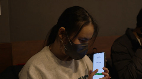 시각장애인의 메뉴 선택권 문제 해결을 위해 미래산업과학고 학생들이 개발한 APP을 테스트 중인 한빛맹학교 박미연 학생(18)