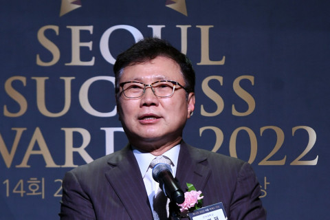 건국대학교 전영재 총장이 2022 서울 석세스 대상 사회부문 혁신대학대상을 수상한 후 소감을 말하고 있다