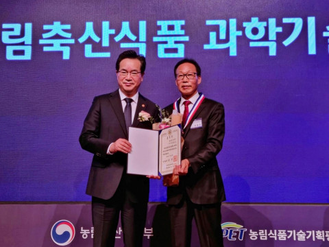왼쪽부터 농림축산식품부 정황근 장관과 샘표식품 우리 발효 연구 중심 최용호 연구실장이 기념 촬영을 하고 있다