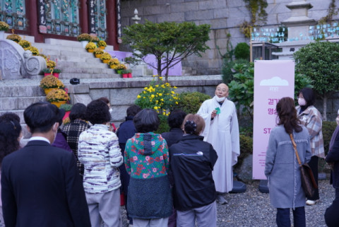 혜성 스님이 마하위크 공통 프로그램 ‘걷기 명상’을 진행하고 있다