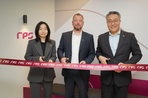해상풍력 컨설팅 전문 기업 RPS, 한국 사무소 이전 기념 행사 개최. 왼쪽부터 이숙인 RPS 과장, 알룬 윌리엄스(Alun Williams) RPS 총괄 디렉터, 노상목 RPS 