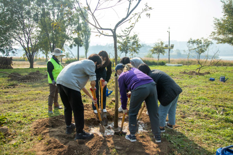 미래에셋생명과 생명보험사회공헌위원회의 후원으로 이촌한강공원에 시민들이 나무를 심고 있다