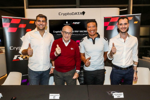 왼쪽부터 크립토데이터 테크의 CEO Ovidiu Toma, Dorna Sports CEO Carmelo Ezpeleta, RNF MotoGP Team의 Team Principal을