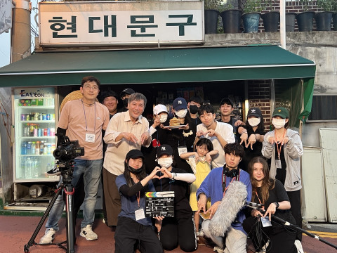영화 ‘여름날’ 배우와 스탭이 기념 촬영을 하고 있다