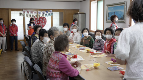 어르신 FUN(펀)북 제작 및 전시회 모습(경남 고성군 자원봉사센터) - 사업명: 심심해서 심심해소 방구석 마음 나누기 사업(경남 고성군)