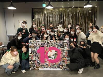 보라매청소년센터 ‘생명사랑센터 10주년 기념 토크콘서트’ 참가자들이 기념 촬영을 하고 있다