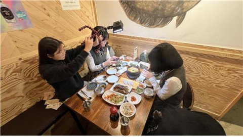 앰버서더 학생들이 불광먹자골목 내 점포에서 촬영하고 있다
