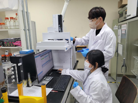 원자력 시설·장비를 활용해 연구팀원이 연구 및 실험을 진행하는 장면(전북대·금오공대 연구팀)