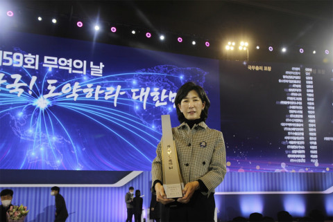 김정수 삼양식품 대표이사 부회장이 5일 오전 삼성동 코엑스에서 열린 ‘제59회 무역의 날’ 기념식에서 4억불 수출의 탑을 수상하고 기념 촬영을 하고 있다