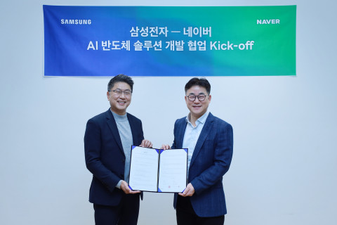 왼쪽부터 삼성전자 메모리사업부 전략마케팅실장 한진만 부사장과 네이버 클로바 CIC 정석근 대표가 기념 촬영을 하고 있다