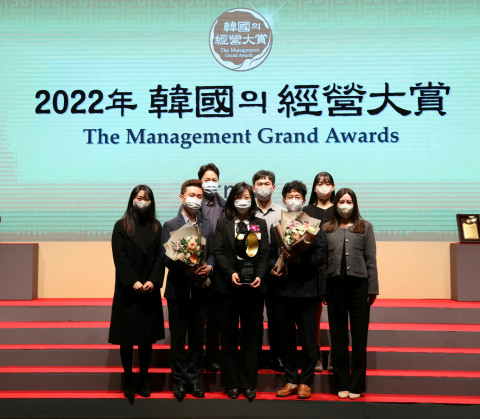 서울 중구 신라호텔에서 열린 ‘2022 한국의경영대상’에서 오순영 KB국민은행 AI금융센터장(앞에서 왼쪽 세번째)과 KB국민은행 직원들이 기념 촬영을 하고 있다
