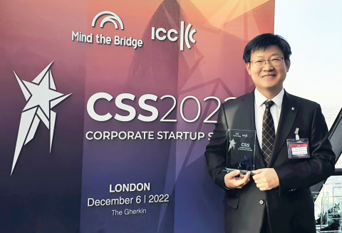 6일 영국 런던에서 개최된 CSS Awards 2022 시상식에서 IBK기업은행 신동화 런던지점장이 기념 촬영을 하고 있다