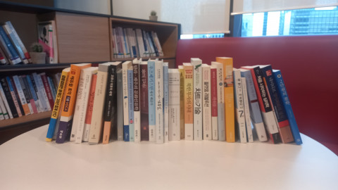 한국테크놀로지 임직원이 8일 사내 카페에 위치한 ‘작은 도서관’ 책 기증 릴레이를 통해 기부한 30권의 도서