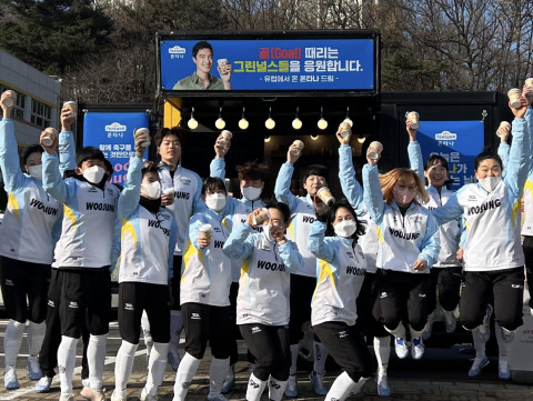 샘표가 간호사 축구단 ‘골 때리는 그린널스들’에 응원차를 선물했다