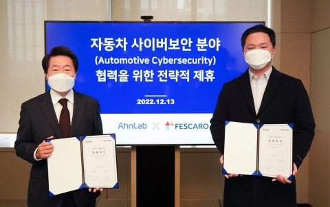 왼쪽부터 안랩 강석균 대표와 페스카로 홍석민 대표가 체결식에서 기념 촬영을 하고 있다