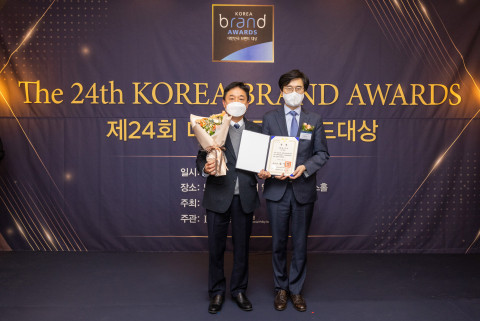 왼쪽부터 이정우 GC녹십자 CHC1Unit장과 이재석 산업통상자원부 과장이 시상식에서 기념 촬영을 하고 있다