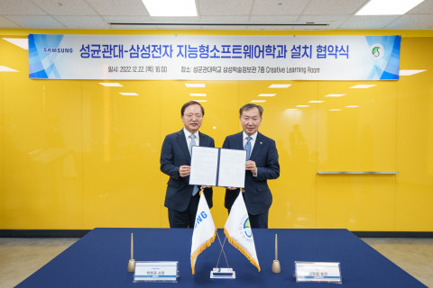 왼쪽부터 삼성전자 경영지원실장 박학규 사장과 성균관대학교 신동렬 총장이 협약식에서 기념 촬영을 하고 있다