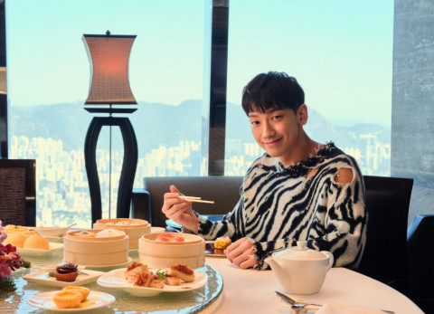 On the first stop of his trip, Rain enjoys delectable dim sum and a spectacular view of Hong Kong at