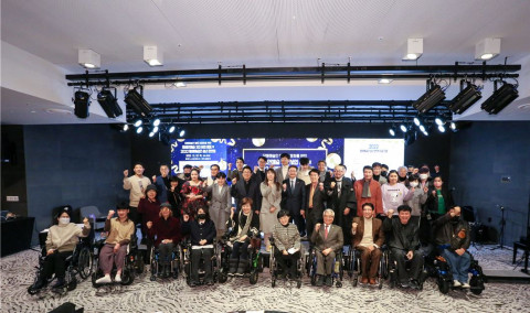 참석자들이 장애인예술 3대 사업 발표회에서 기념 촬영을 하고 있다