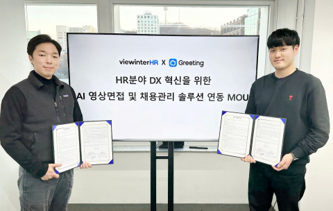 왼쪽부터 제네시스랩 이영복 대표와 두들린 이태규 대표가 업무협약을 맺고 기념 촬영을 하고 있다