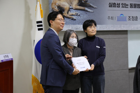 양형기준 수립 촉구 시민 서명부가 양형위원회 김영란 위원장에게 전달됐다