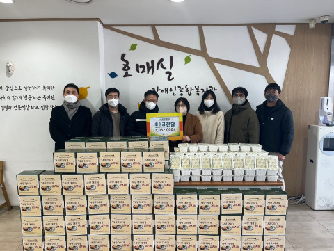 호매실메디유니온과 안은경 호매실장애인종합복지관장이 기념 촬영을 하고 있다