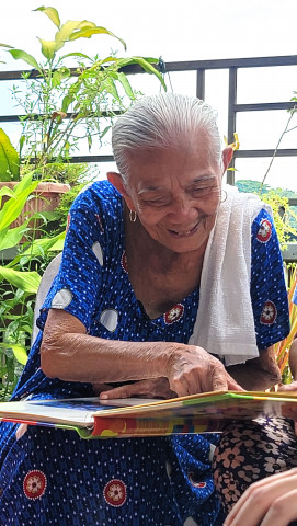 앨범을 보며 예전 기억을 떠올리고 있는 롤라 나르시사 클라베리아(Narcisa Claveria, 93세)