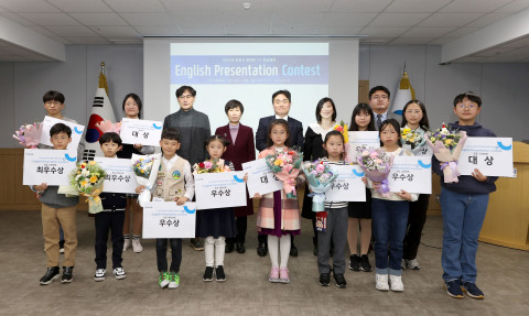더존에듀캠 윤성태 대표가 수상자들과 기념 촬영을 하고 있다