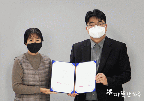 왼쪽부터 따뜻한하루 박윤미 실장, 린나이 강상규 마케팅 실장이 기념 촬영을 하고 있다