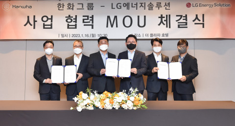 왼쪽부터 한화에어로스페이스 문승학 전기추진체계사업부장, LG에너지솔루션 신영준 CTO, 한화큐셀 이재규 GES사업부장, LG에너지솔루션 장승세 ESS사업부장, 한화모멘텀 류양식 이