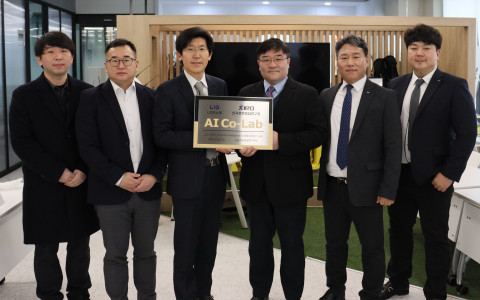 서울 강남구 수서에 위치한 한국로봇융합연구원 URI-Lab 서울사무소에서 이승영 LIG넥스원 C4ISTAR연구개발2본부장(오른쪽에서 세번째), 유재관 LIG넥스원 무인체계연구소장(