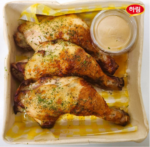 하림이 롯데마트 즉석조리 식품 코너 델리에서 판매하는 ‘무항생제 로스트 닭다리’ 제품