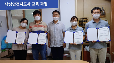 해피에이징과 MOU를 맺은 기업 하우징나라 수강생이 ‘낙상안전지도사 자격증’ 교육 후 낙상안전지도사 자격증을 수여받고 기념 촬영을 하고 있다