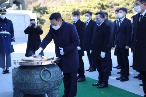 한화에어로스페이스 손재일 대표이사가 2일 국립서울현충원을 찾아 분향하고 있다