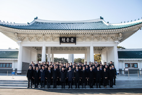 국립서울현충원에서 ‘애국 시무식’ 행사를 마친 구본상 LIG 회장과 임직원들이 기념 촬영을 하고 있다
