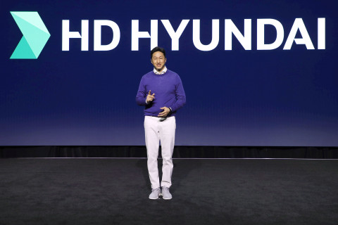 4일 CES 2023이 열리는 미국 라스베이거스에서 개최된 HD현대 프레스컨퍼런스에서 HD현대 정기선 대표가 그룹의 비전인 ‘바다 대전환’을 소개하고 있다