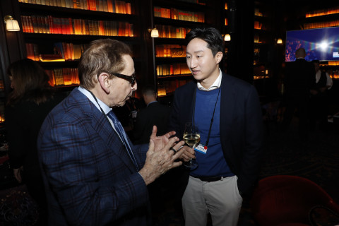 왼쪽부터 아큐웨더 조엘 마이어스 CEO, HD현대 정기선 사장이 포춘 브레인스톰 테크 디너에서 대화를 나누고 있다
