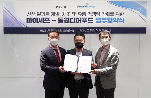 왼쪽부터 마이셰프 정광섭 대표, 동원디어푸드 강용수 대표, 마이셰프 임종억 대표가 업무협약식에서 기념 촬영을 하고 있다