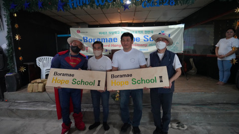 왼쪽부터 서울보라매초등학교 김갑철 교장, 필리핀 바세코 희망학교 교사·교장, 한국청소년연맹 허정 본부장