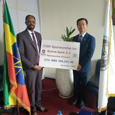 왼쪽부터 Bunna Bank CEO, Mr. Mulugeta Alemayehu와 월드투게더 에티오피아 박용규 지부장이 Bunna Bank에서 월드투게더 에티오피아 지부에 후원금을 