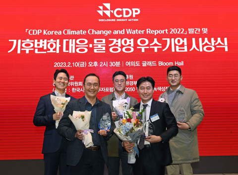 현대차와 기아는 2022 CDP 코리아 어워드에서 각각 수자원 관리 부문 대상과 우수상을 수상하고, 기후변화 대응 부문에서 탄소경영 섹터 아너스상을 받았다
