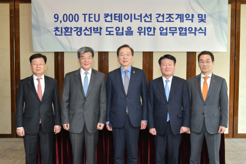 한국조선해양이 14일(화) 서울 웨스틴조선호텔에서 HMM과 9,000TEU급 메탄올추진 컨테이너선 7척에 대한 건조계약을 체결했다(왼쪽부터 박승용 현대중공업 선박해양영업본부 대표,
