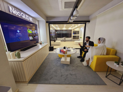 이라크 바그다드에 위치한 ‘스마트싱스 홈’의 스마트 리빙존에서 스마트싱스(SmartThnigs)를 통해 Neo QLED 8K 화면 분할 기능을 체험하고 있는 모습