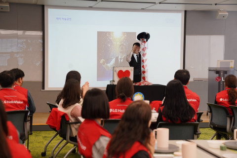 스프링샤인의 발달장애인 도예가이자 마술사인 해리(박진오) 작가가 특별 마술 공연을 선보이고 있다