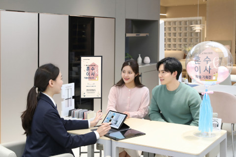 삼성 프리미엄 스토어 현대판교점 디테일러(제품 전문 상담사)가 ‘혼수·이사 특별 기획전’을 소개하고 있다